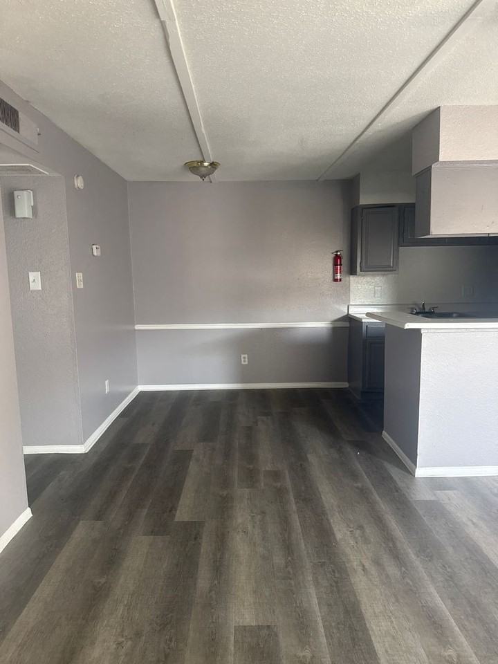 The Sebring Apartments - Photo 5 of 20
