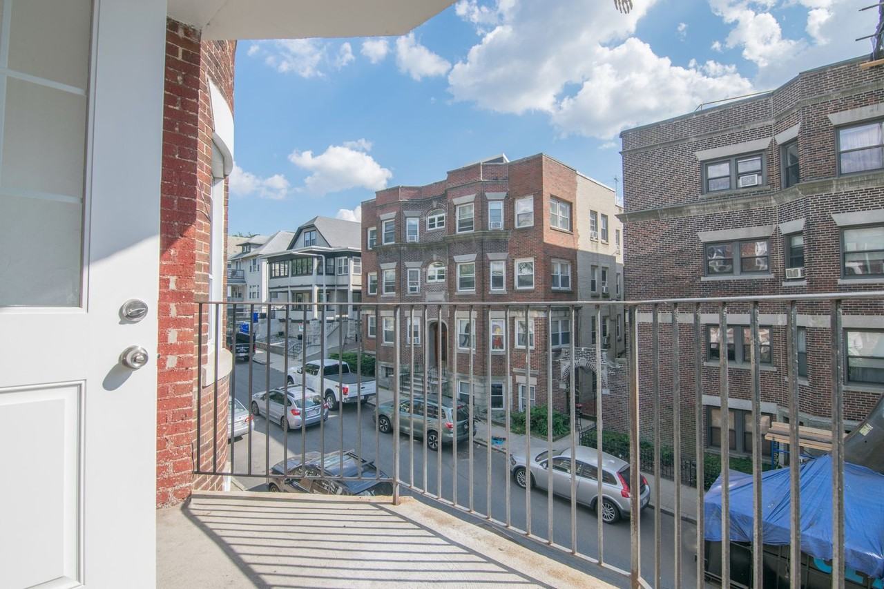 41 Boulevard Ter - Photo 2 of 16
