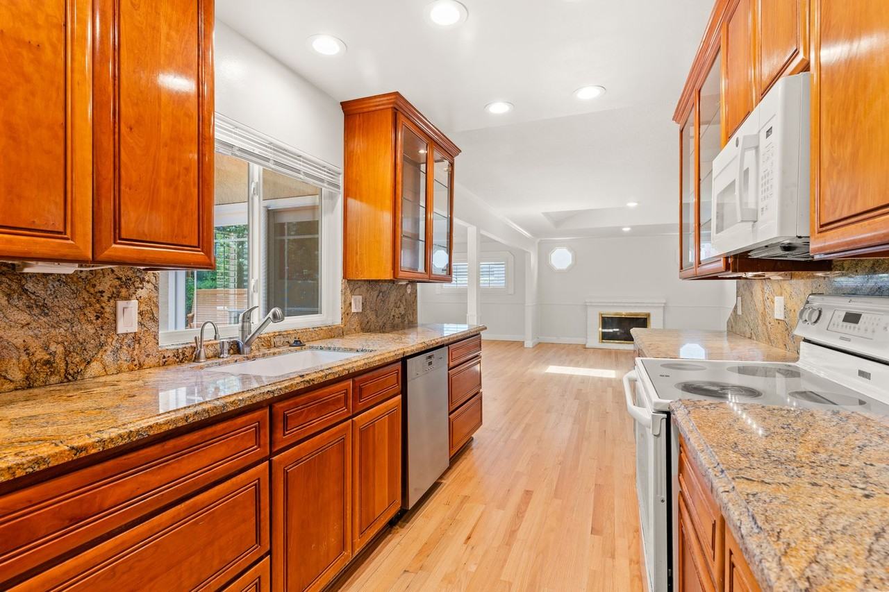 6923 Lassen St - Photo 7 of 31