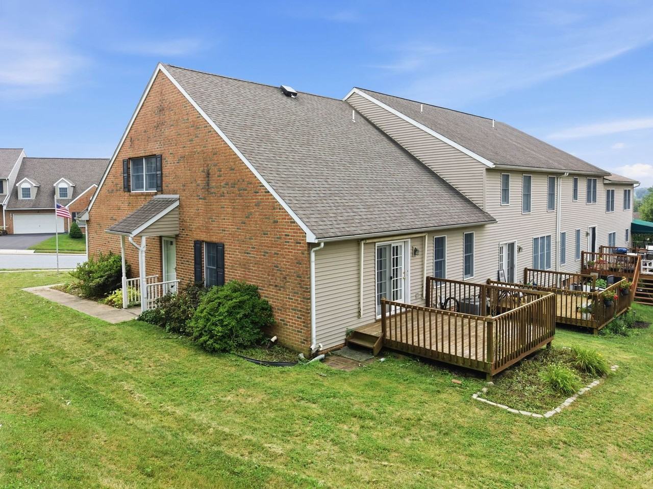 472 Hillside Dr - Photo 3 of 47