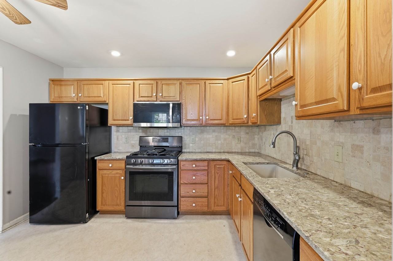 472 Hillside Dr - Photo 4 of 47