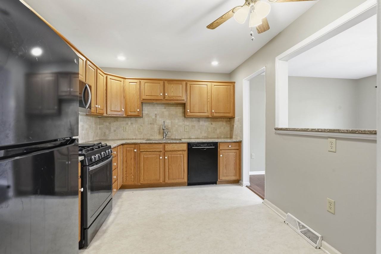 472 Hillside Dr - Photo 5 of 47