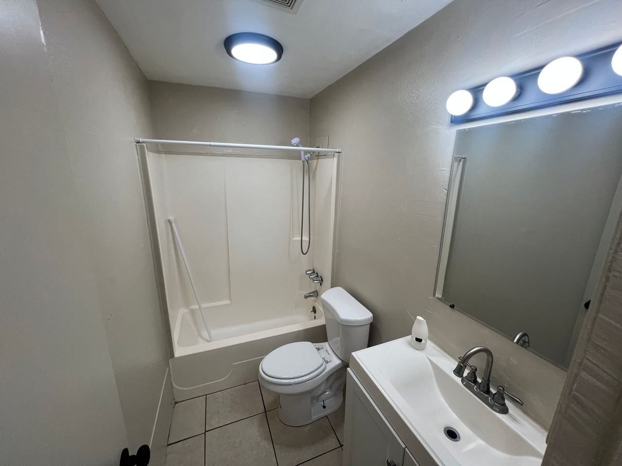 3920 Lora St - Photo 6 of 8