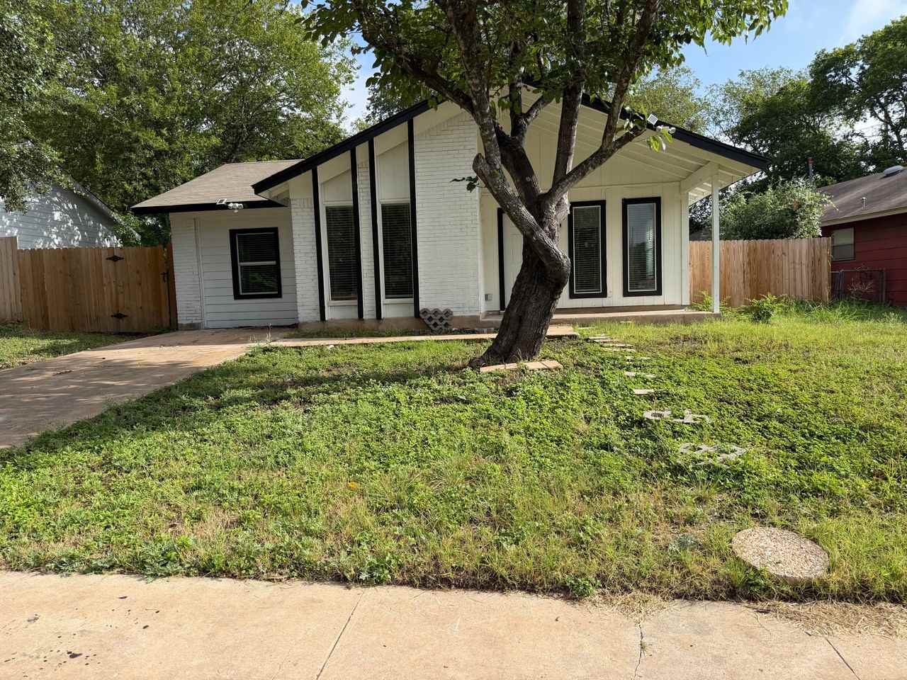2518 Rockridge Dr - Photo 2 of 30
