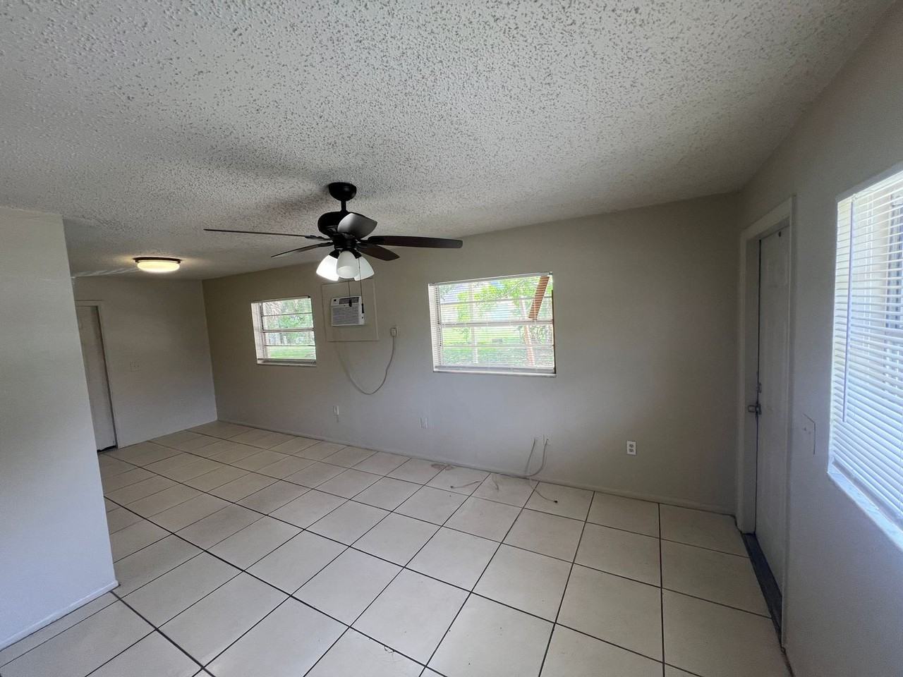 1057 Alderman St - Photo 5 of 10