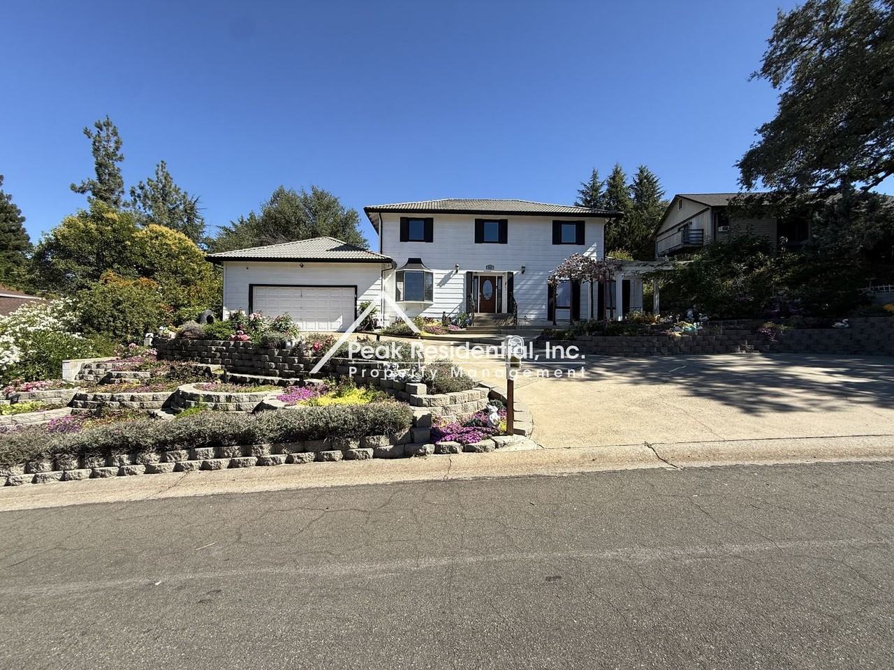 912 Yosemite Ln - Photo 2 of 47