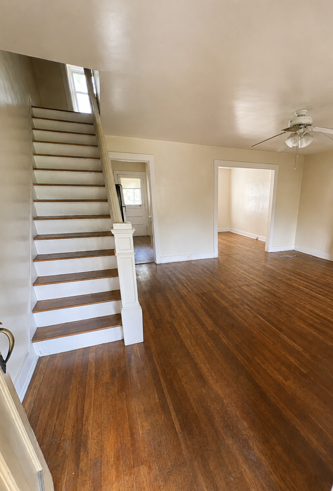 Point Breeze 2 Bed 1 Bath - Photo 2 of 9