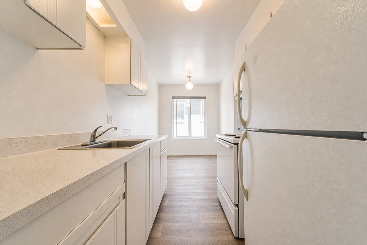 2540 College Ave - Photo 4 of 8