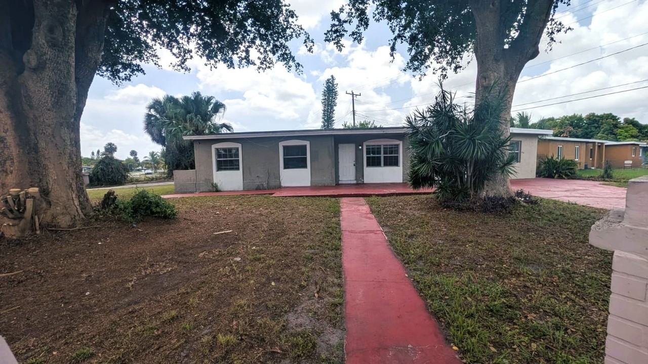 801 Nw 33rd Ter - Photo 2 of 24