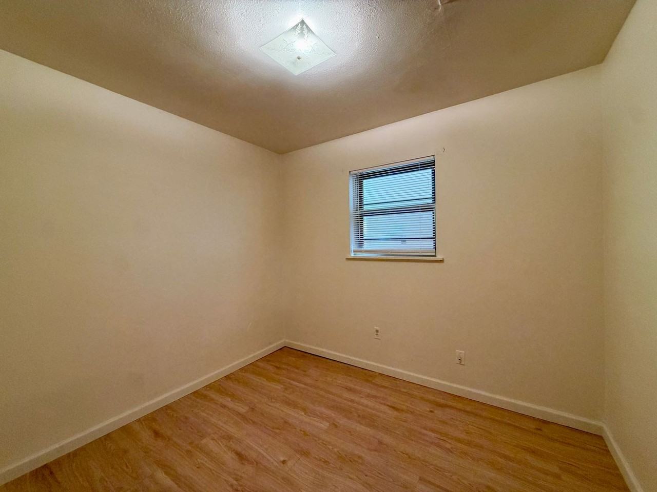 5043 Inwood Dr - Photo 5 of 12