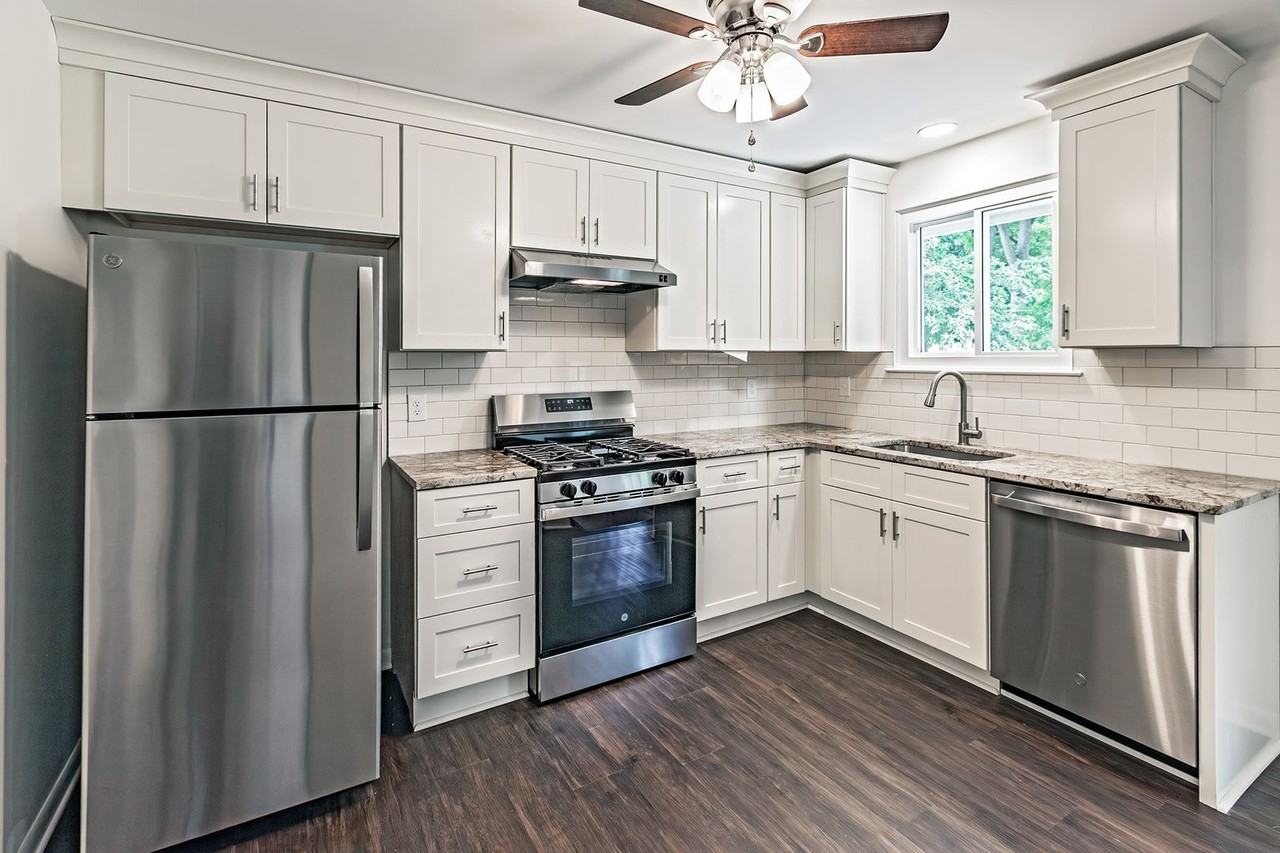581 Hemingway Dr - Photo 2 of 16