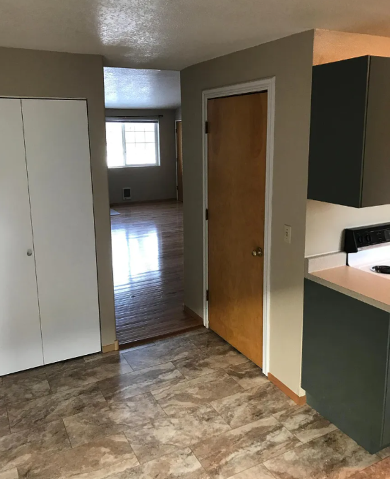 1548 Sw Metolius Ave - Photo 4 of 8