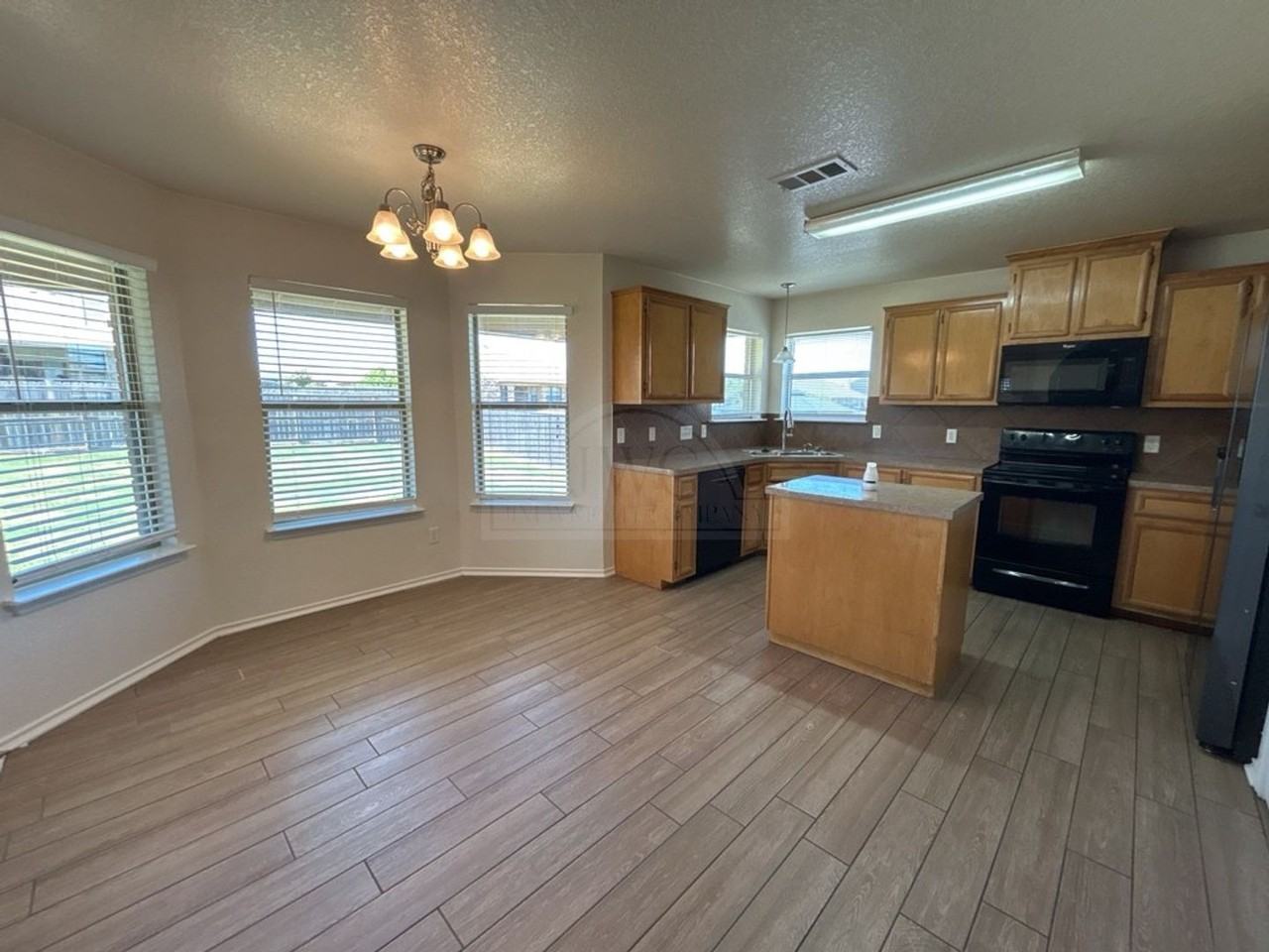 10105 Diana Dr - Photo 6 of 27