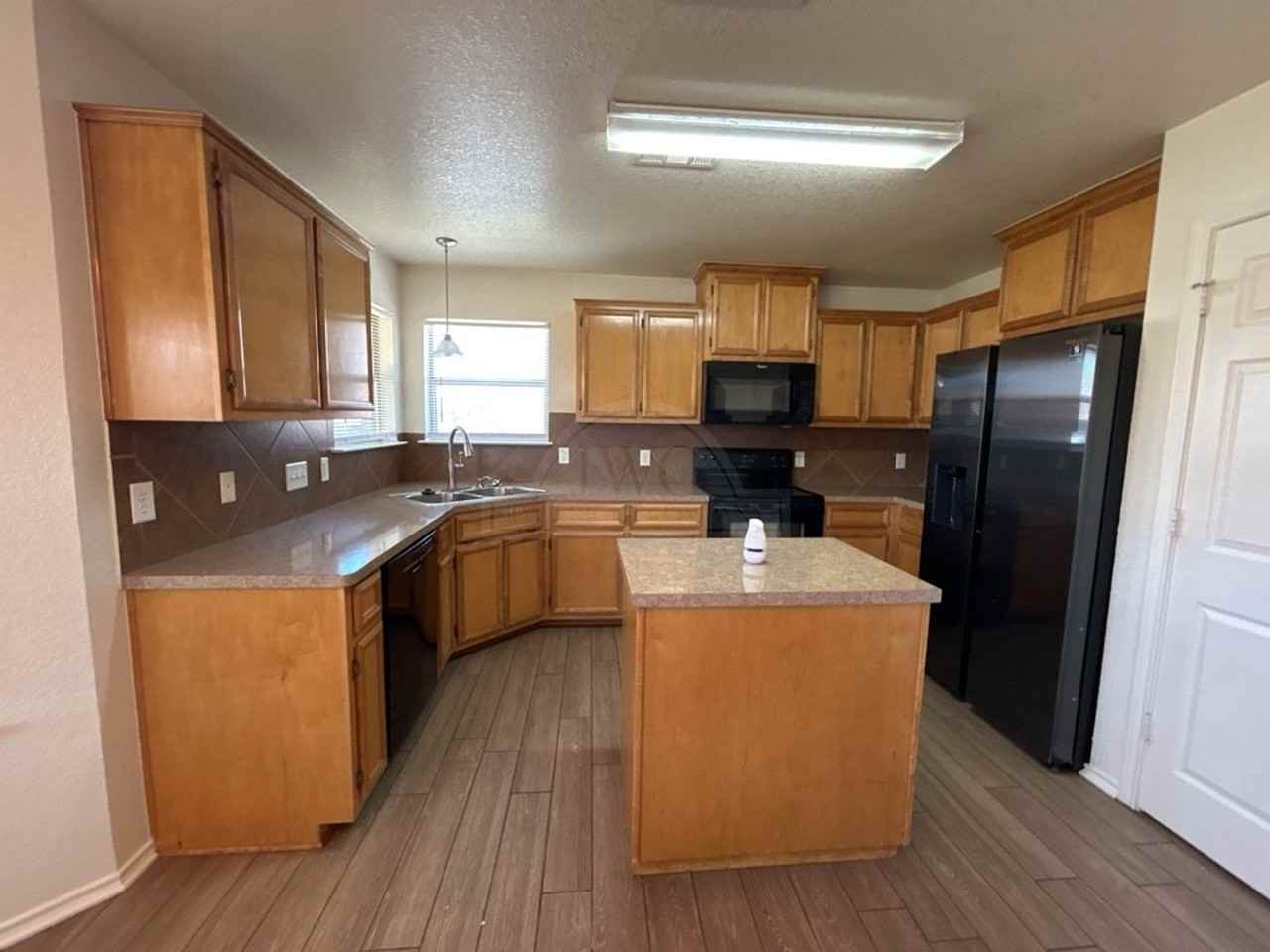10105 Diana Dr - Photo 7 of 27