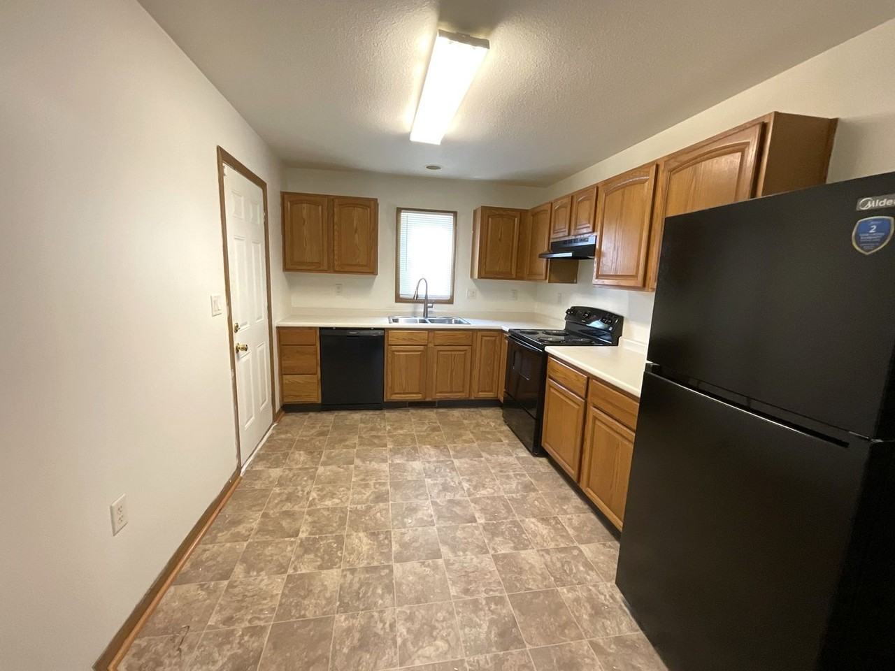 545 W Grand Ave - Photo 3 of 11