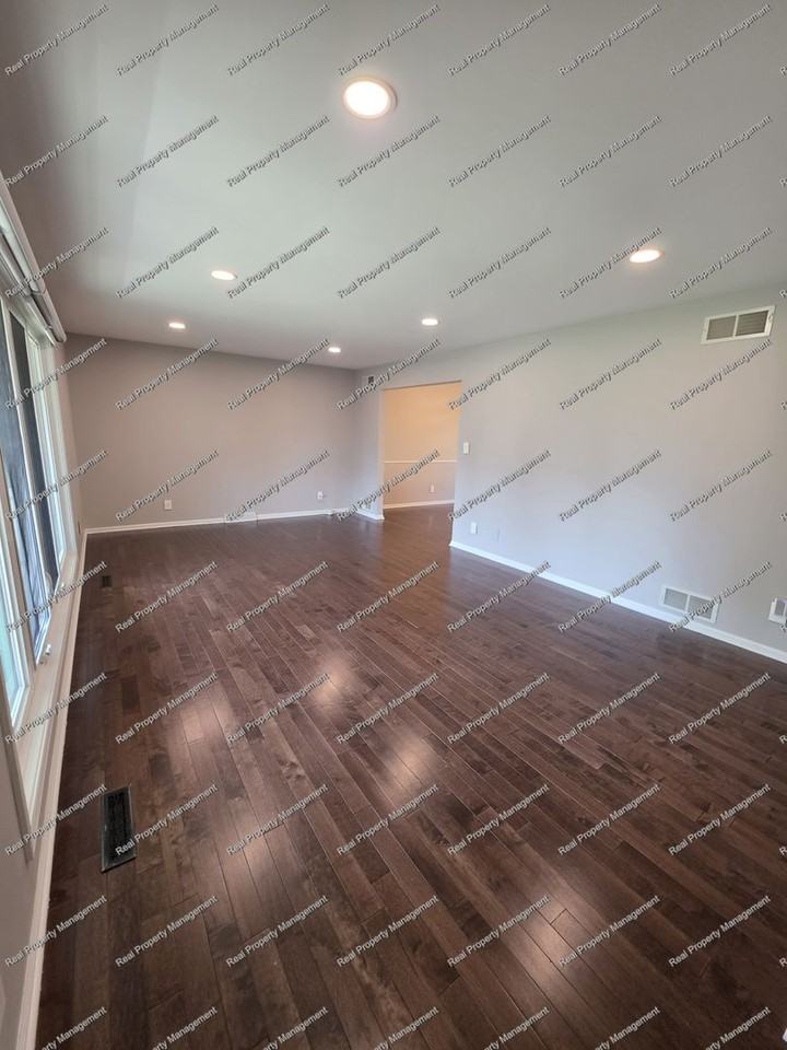 10016 Twin Creek Blvd - Photo 3 of 26