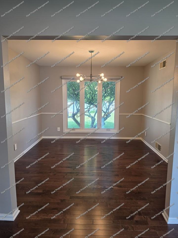 10016 Twin Creek Blvd - Photo 5 of 26