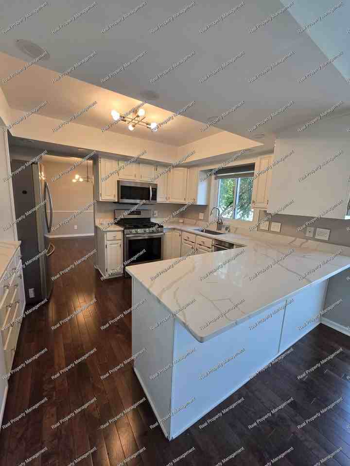 10016 Twin Creek Blvd - Photo 7 of 26