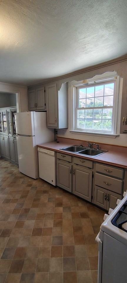 646 South Coleman Street - Photo 3 of 50