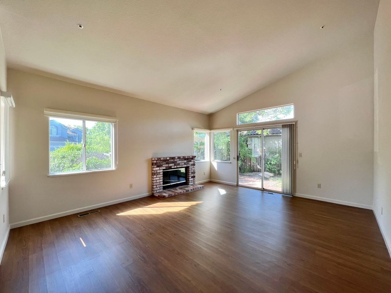 2160 Camenson St - Photo 5 of 26
