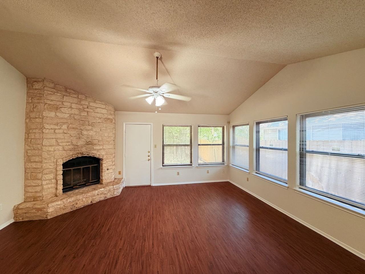 2013 James Pl - Photo 4 of 37
