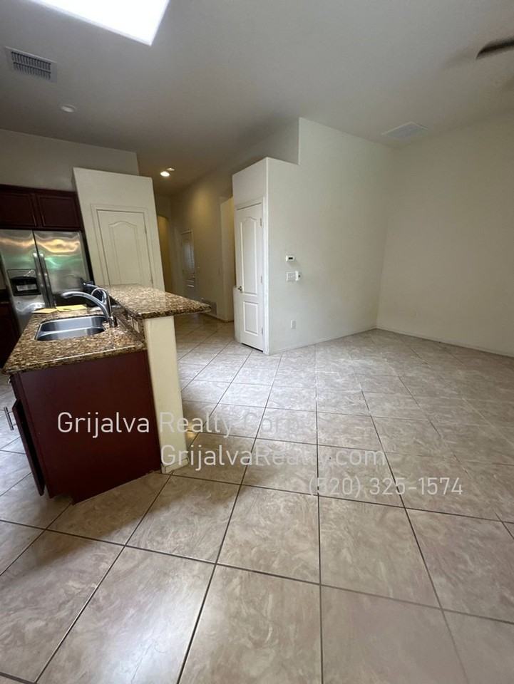 2277 W Floral Cliff Way - Photo 4 of 17