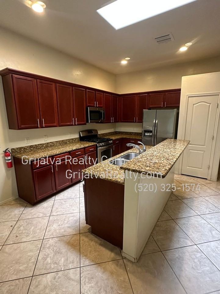 2277 W Floral Cliff Way - Photo 5 of 17