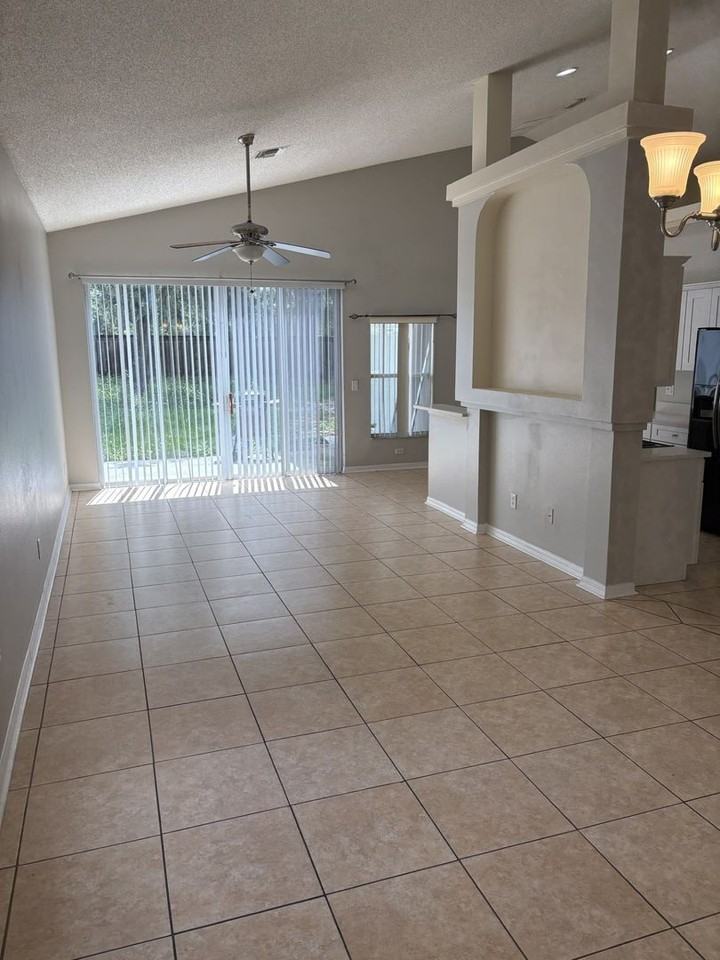 2033 Kaylas Ct - Photo 3 of 11