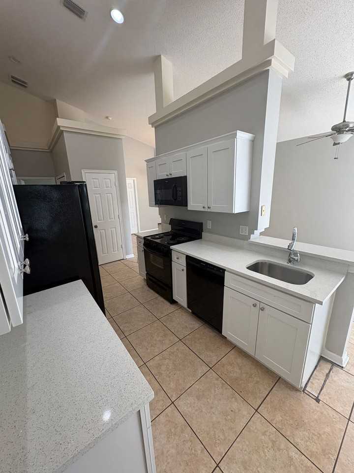 2033 Kaylas Ct - Photo 5 of 11