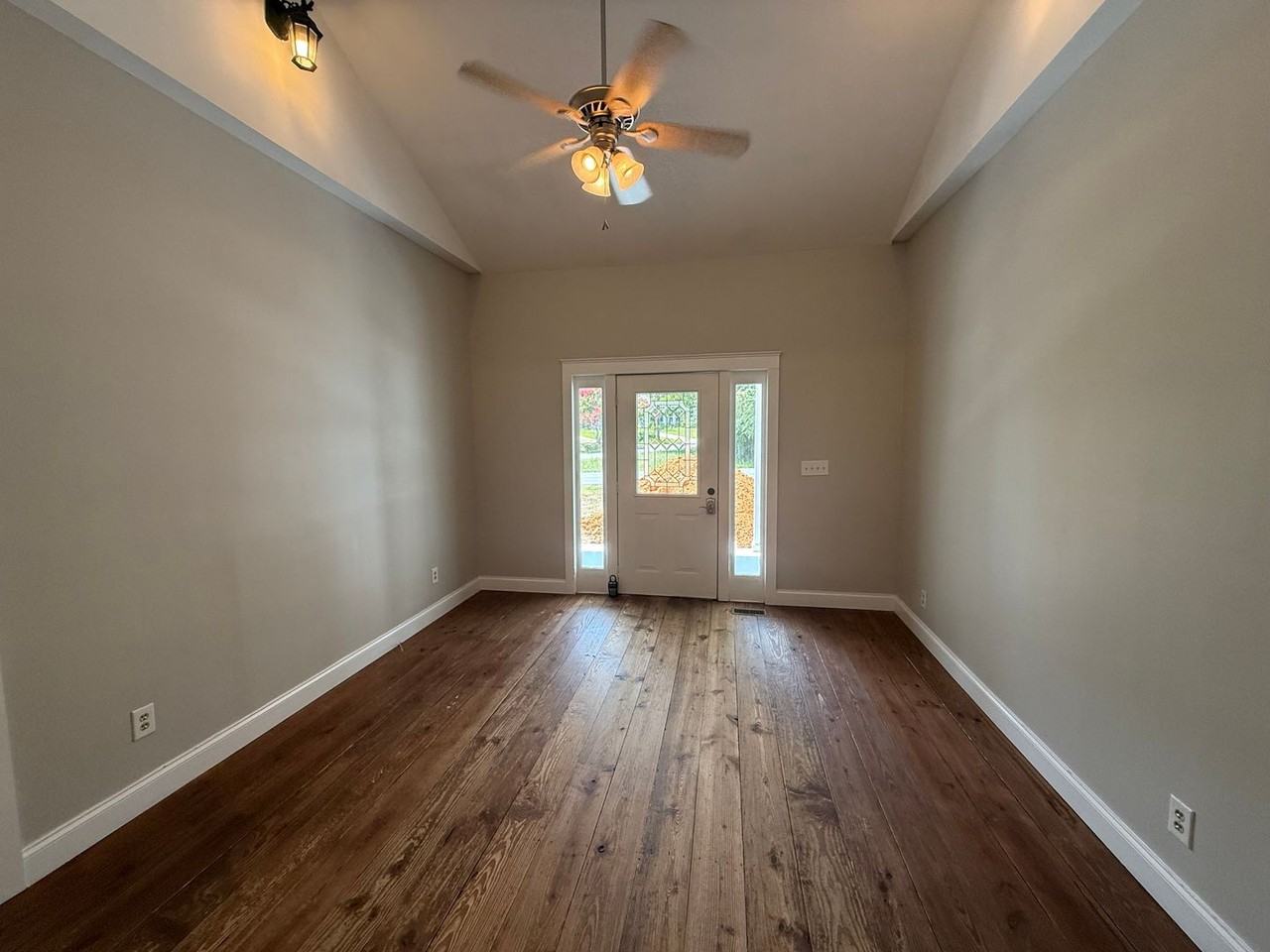 300 Railroad St - Photo 3 of 15