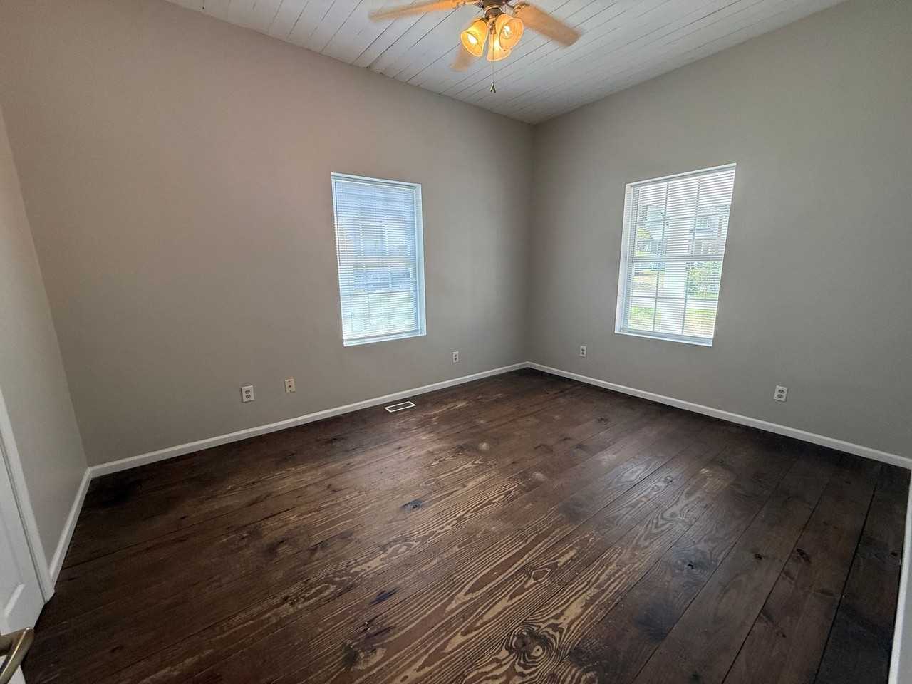 300 Railroad St - Photo 5 of 15