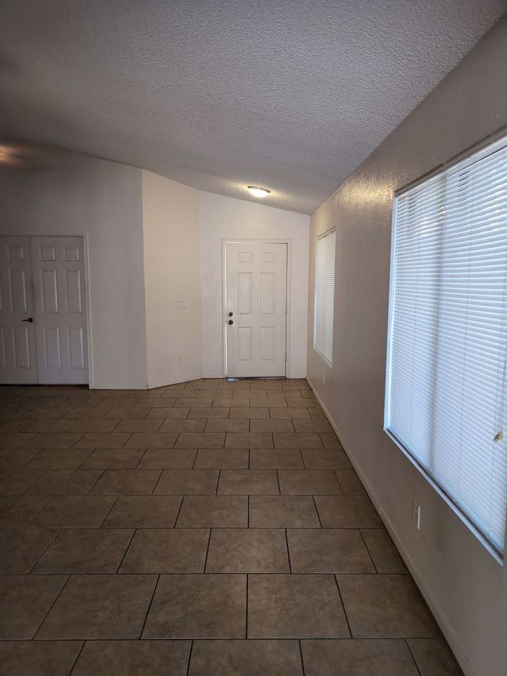 73 S Cypress Ct - Photo 2 of 24