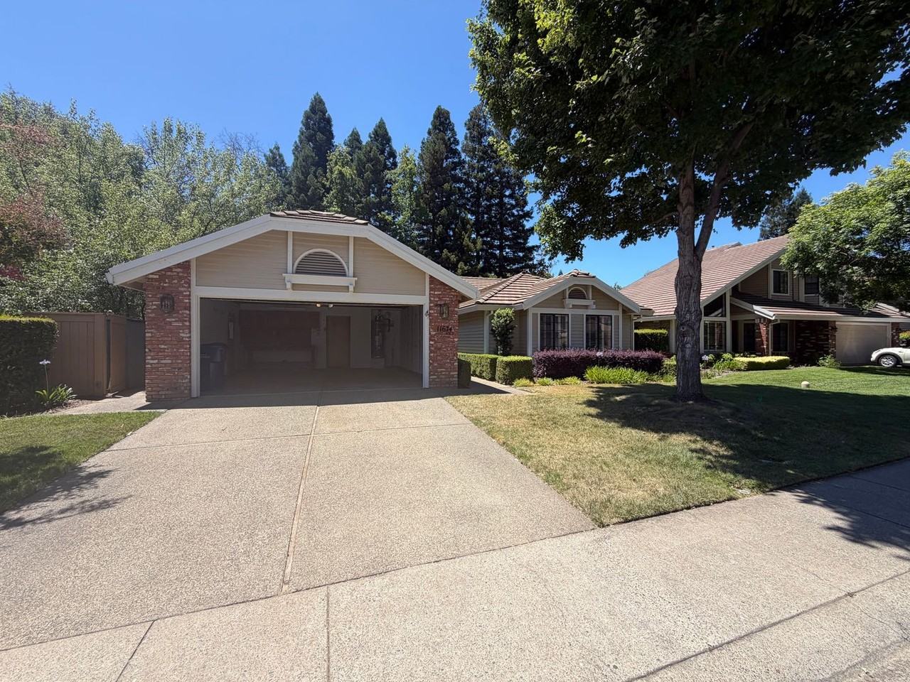 11674 Prospect Hill Dr - Photo 2 of 36