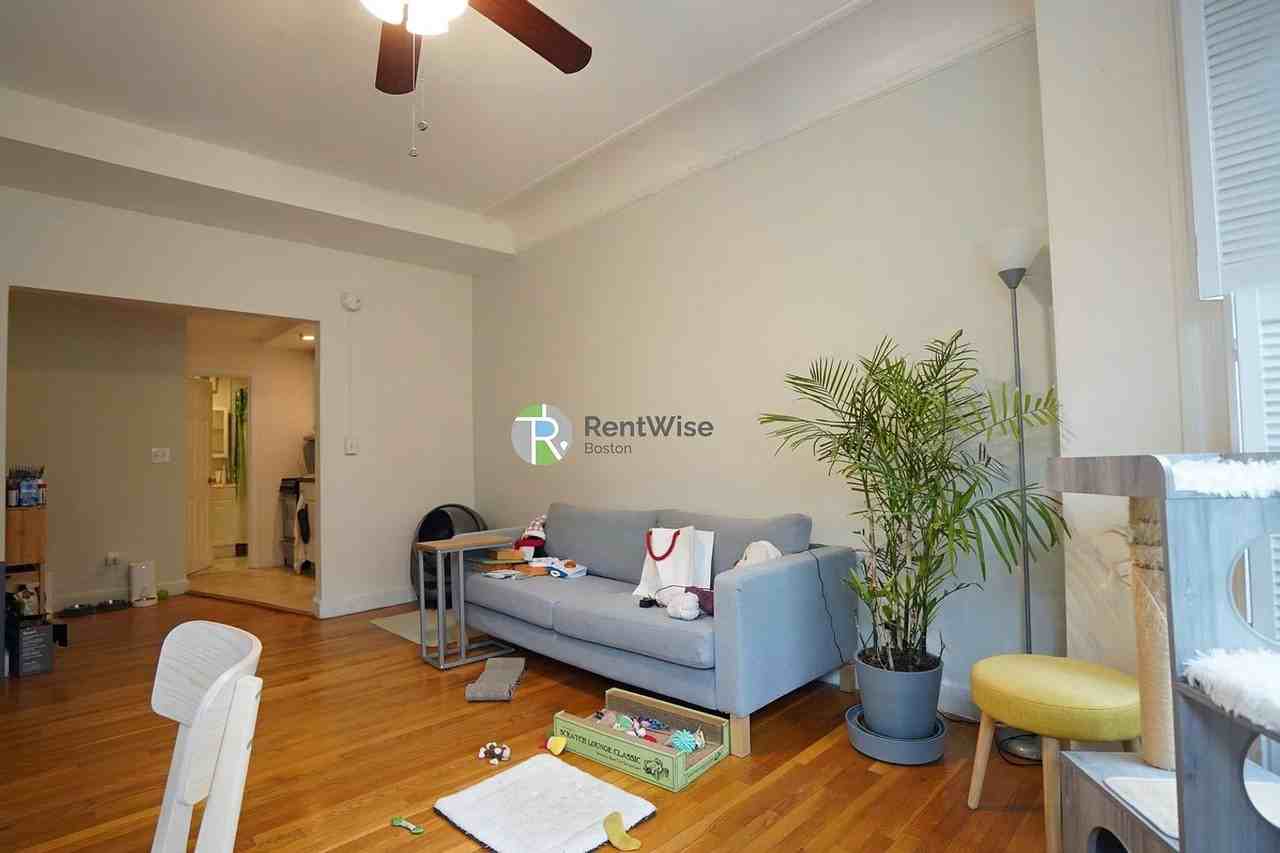 531 Beacon St - Photo 3 of 11