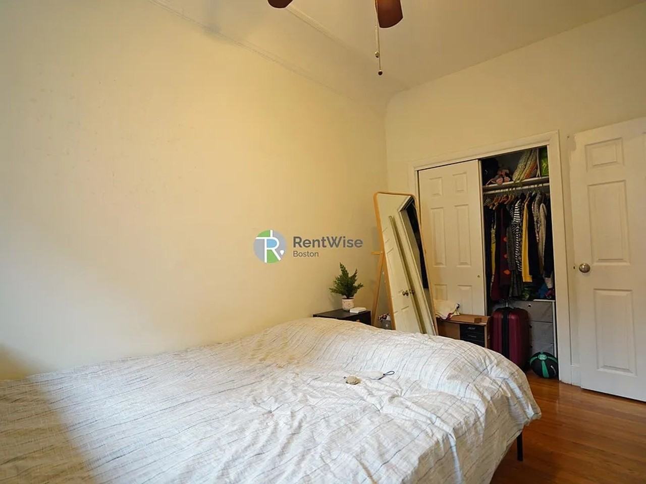 531 Beacon St - Photo 5 of 11