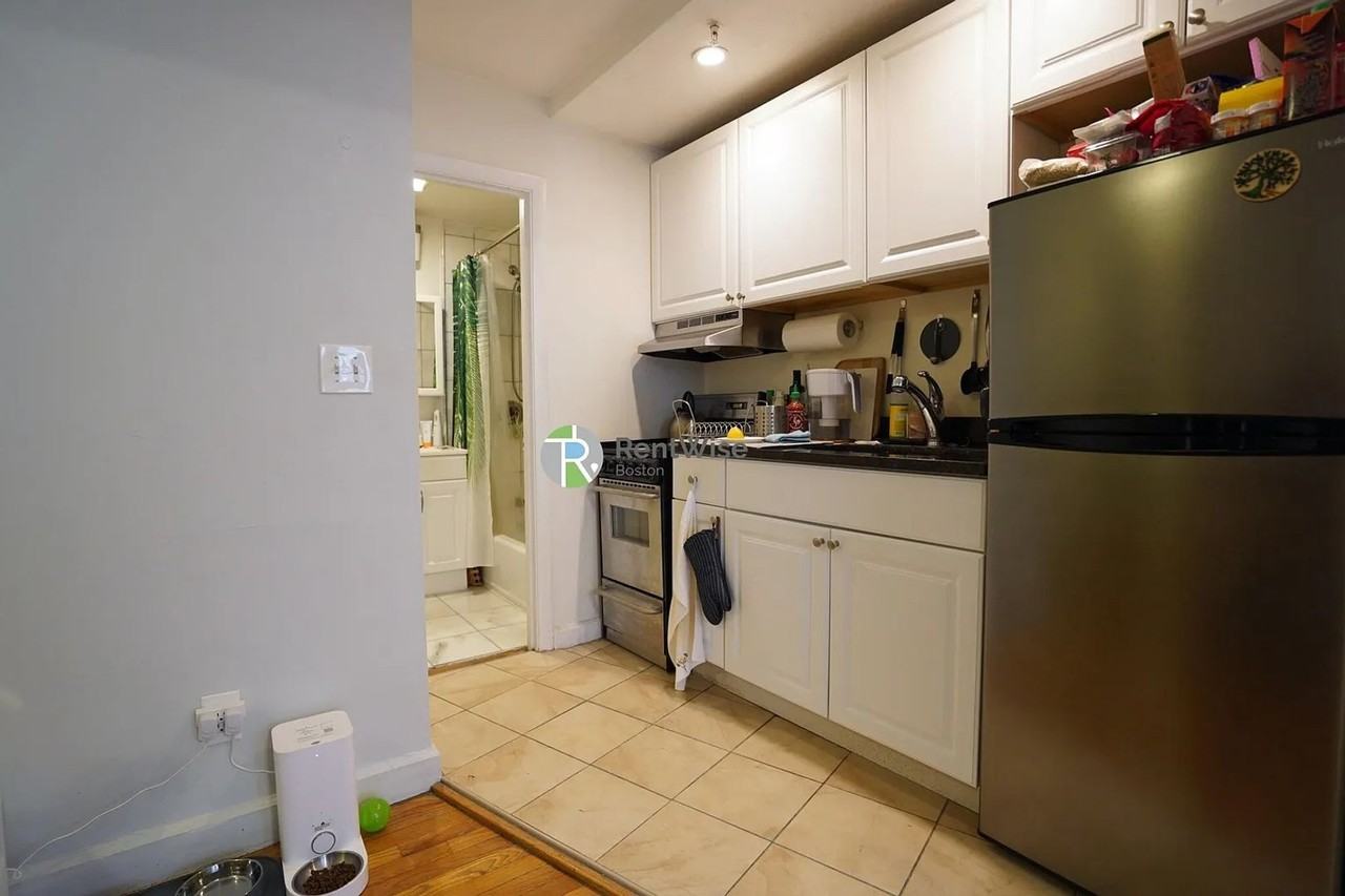 531 Beacon St - Photo 7 of 11
