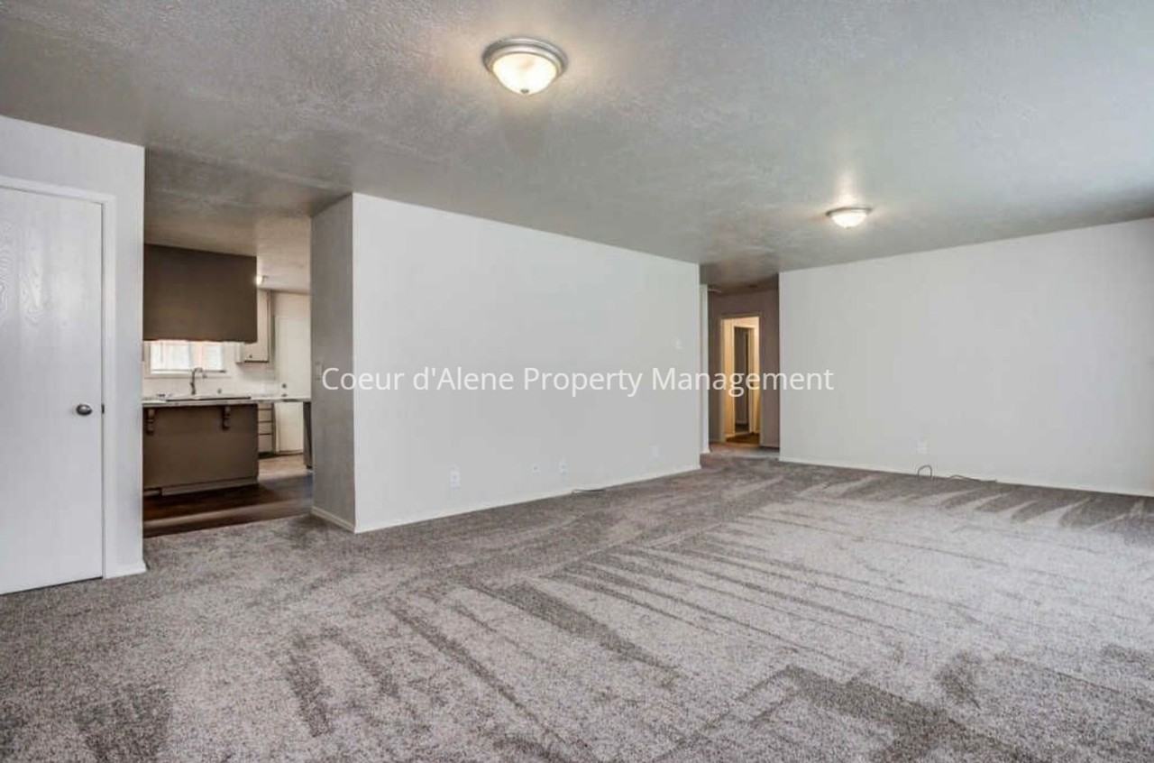 10230 N Hillview Dr - Photo 2 of 20