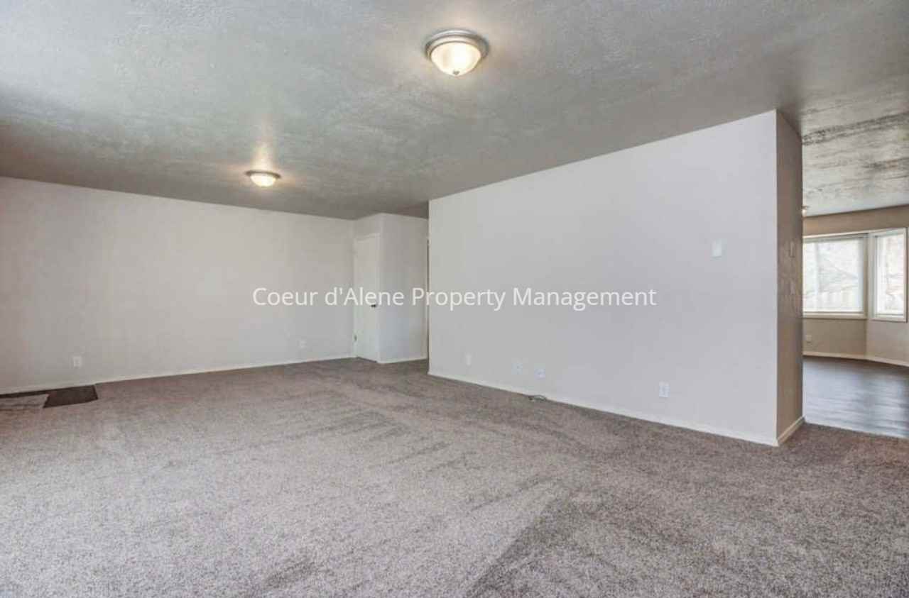 10230 N Hillview Dr - Photo 3 of 20