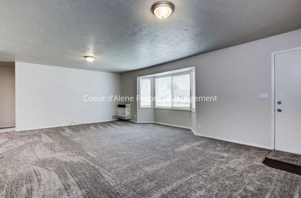 10230 N Hillview Dr - Photo 4 of 20