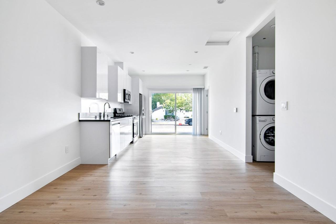 18199 Sunburst St - Photo 3 of 11