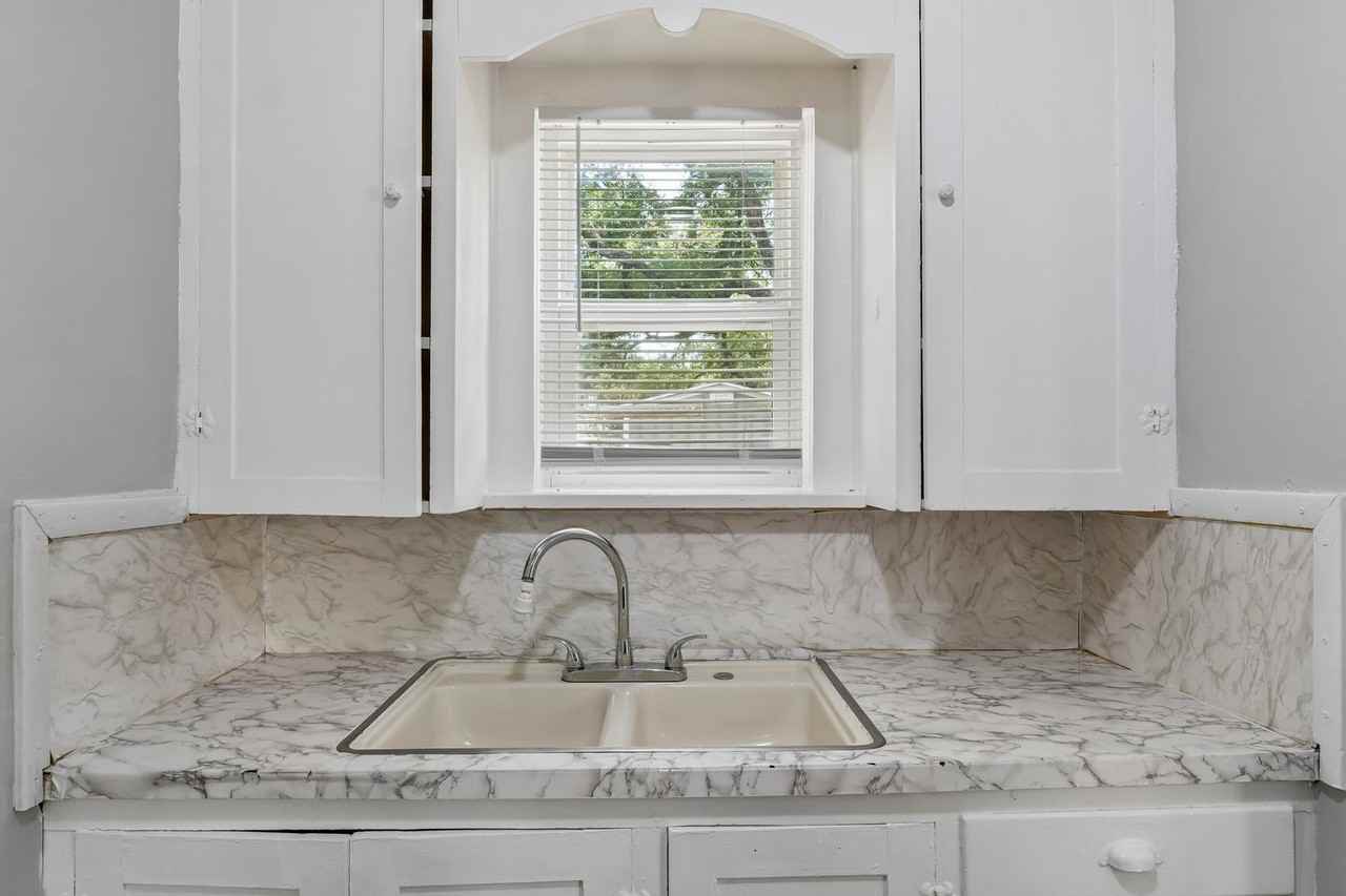 327 Se 2nd St - Photo 6 of 11