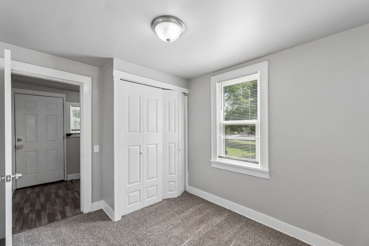 327 Se 2nd St - Photo 7 of 11