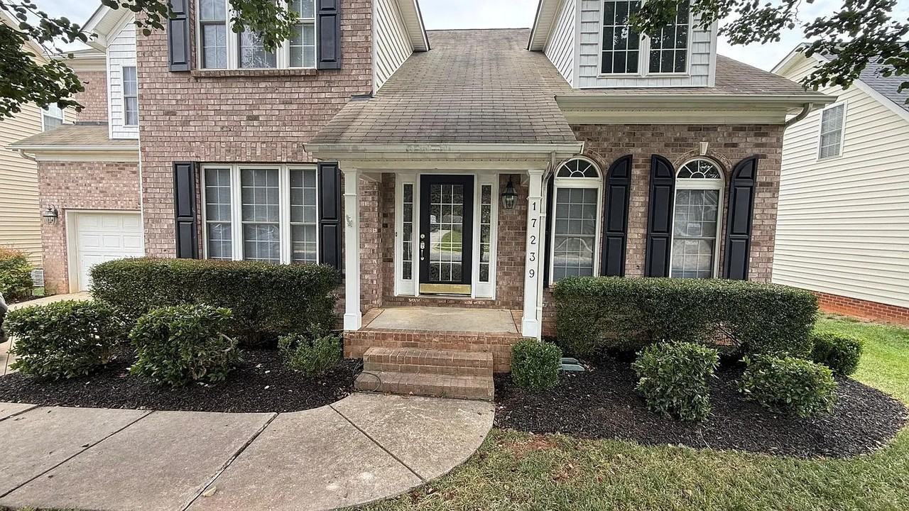 17239 Knoxwood Dr #1 - Photo 3 of 23