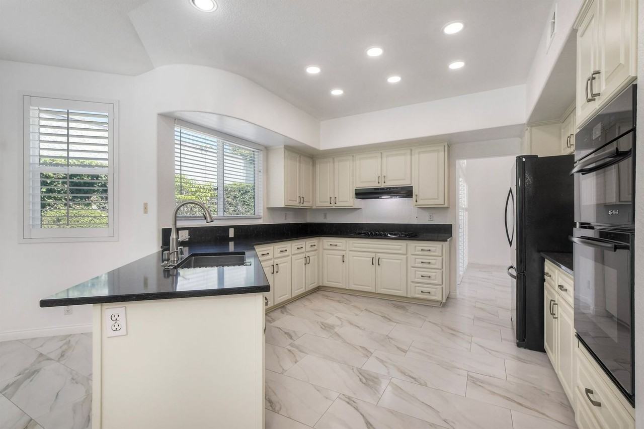 5030 Caspian Dr - Photo 5 of 21