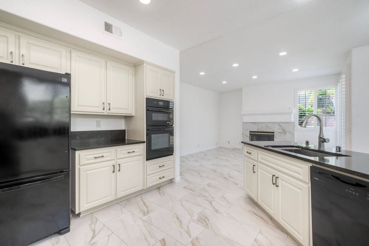 5030 Caspian Dr - Photo 6 of 21