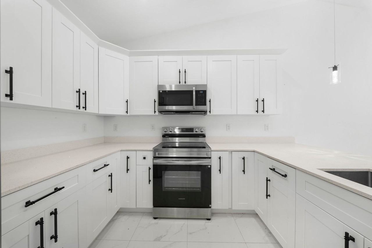 668 Chemstrand St E - Photo 5 of 18