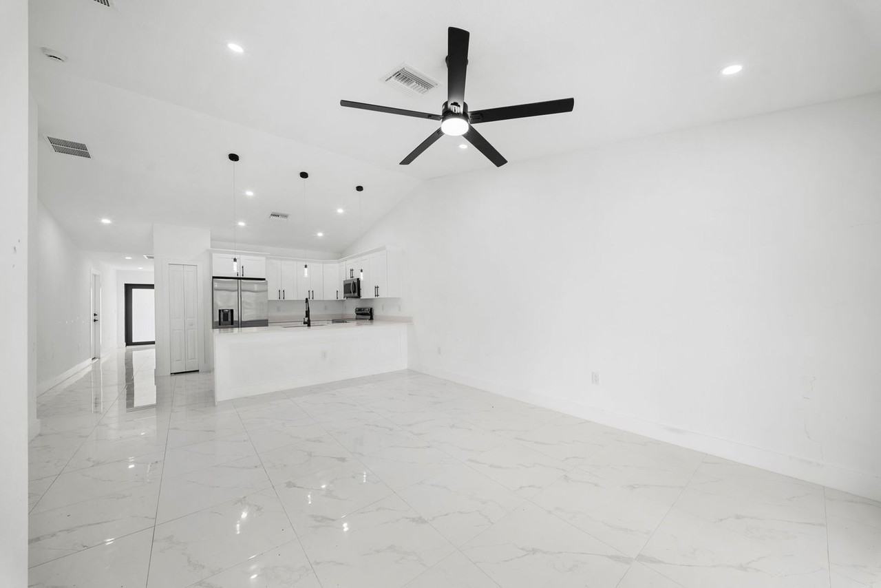 668 Chemstrand St E - Photo 7 of 18