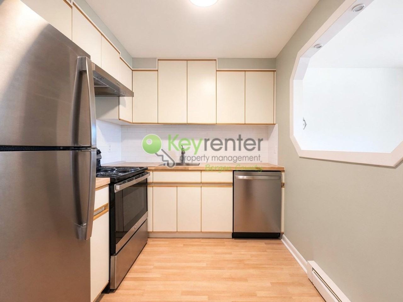 153 N Maple Ave - Photo 2 of 17