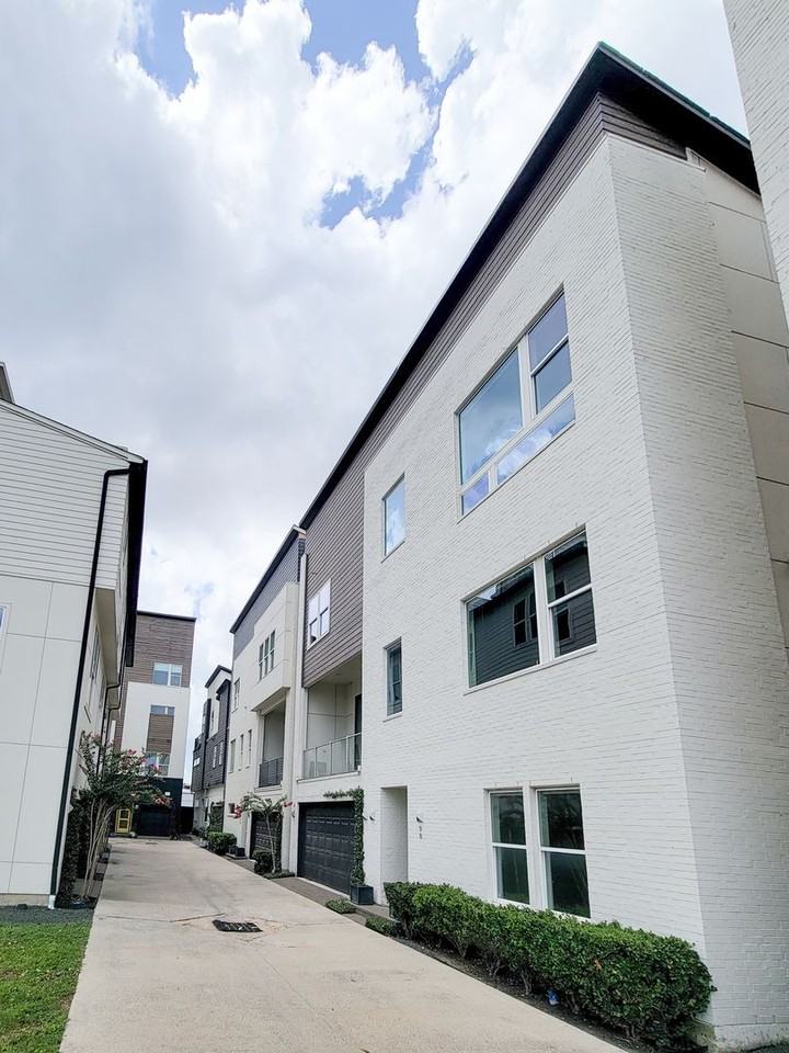 9 N Saint Charles St #B - Photo 2 of 30