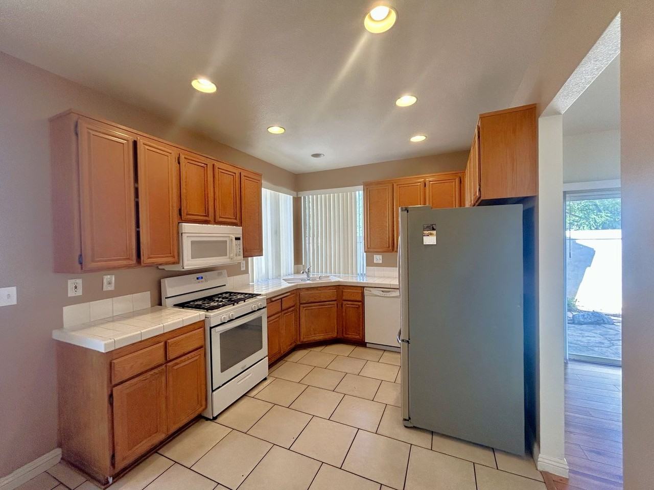 864 Bramble Ln - Photo 6 of 26